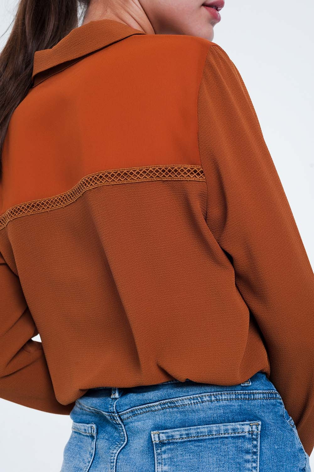 Orange de détail avant insertion chemisier