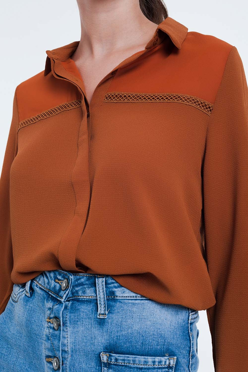Orange de détail avant insertion chemisier