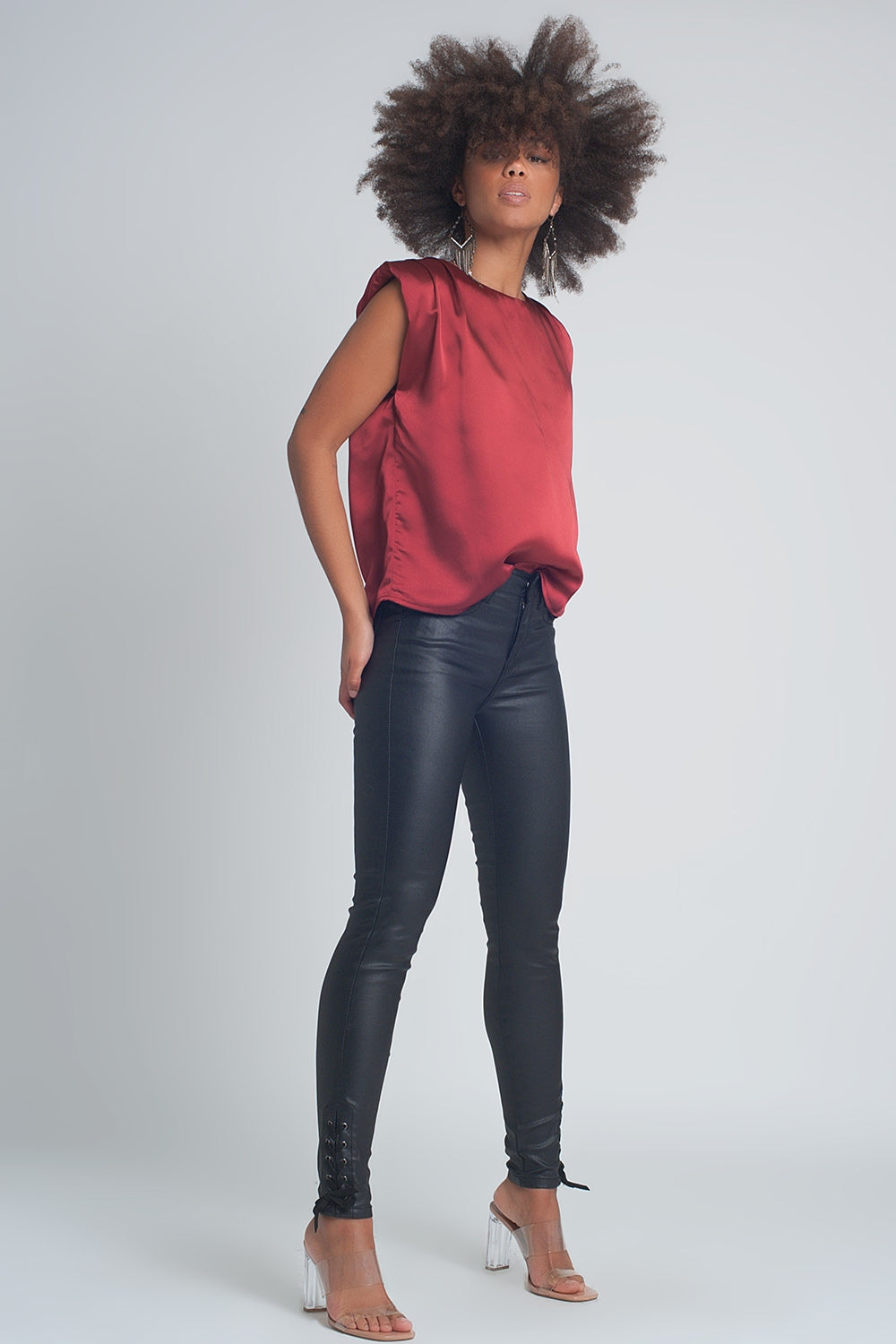 Pantalon à effet cuir noir avec laçage