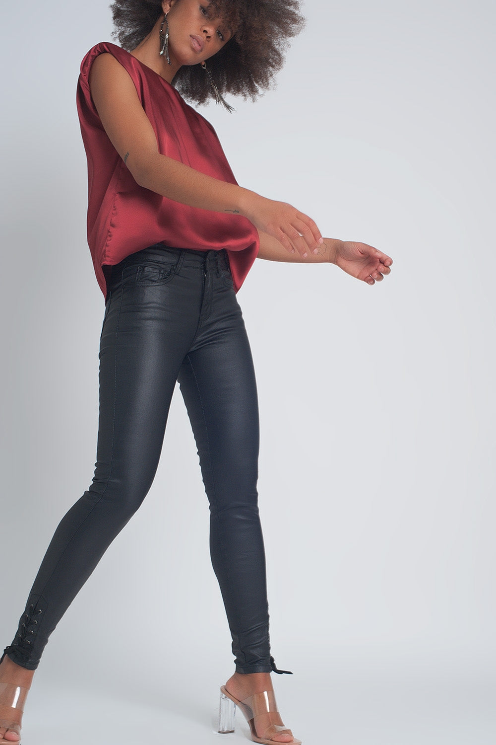 Pantalon à effet cuir noir avec laçage