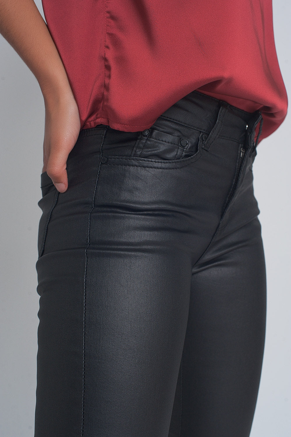 Pantalon à effet cuir noir avec laçage
