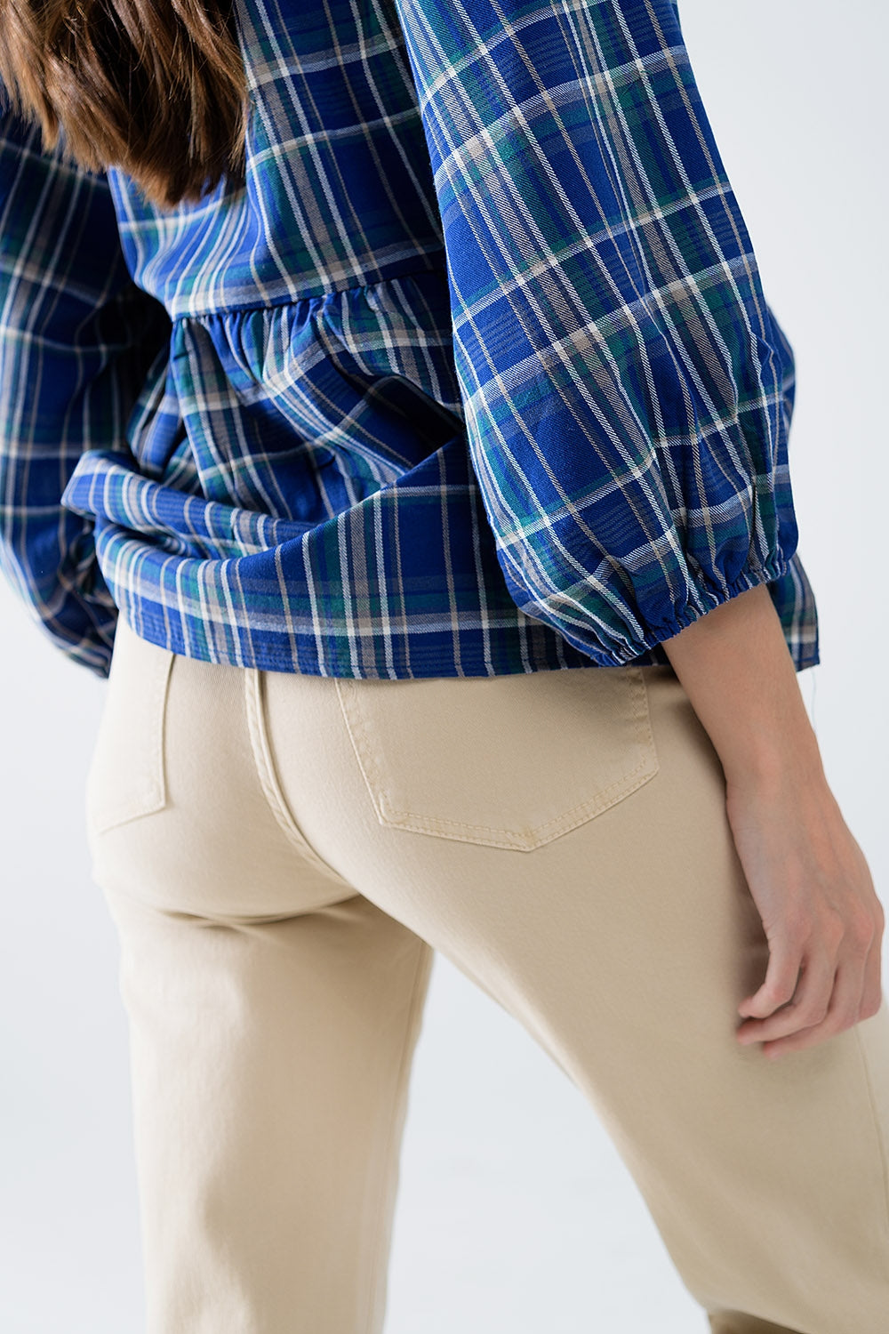 Pantalon à jambe droite et ourlet court en beige foncé