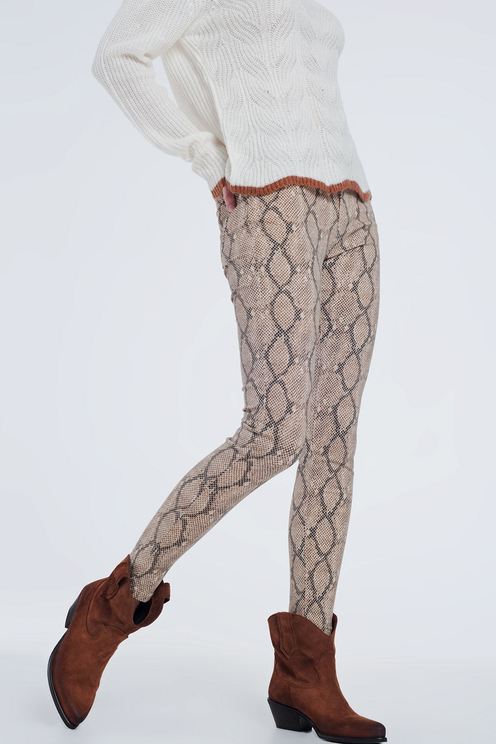 Q2 Pantalon ajusté à imprimé serpent camel