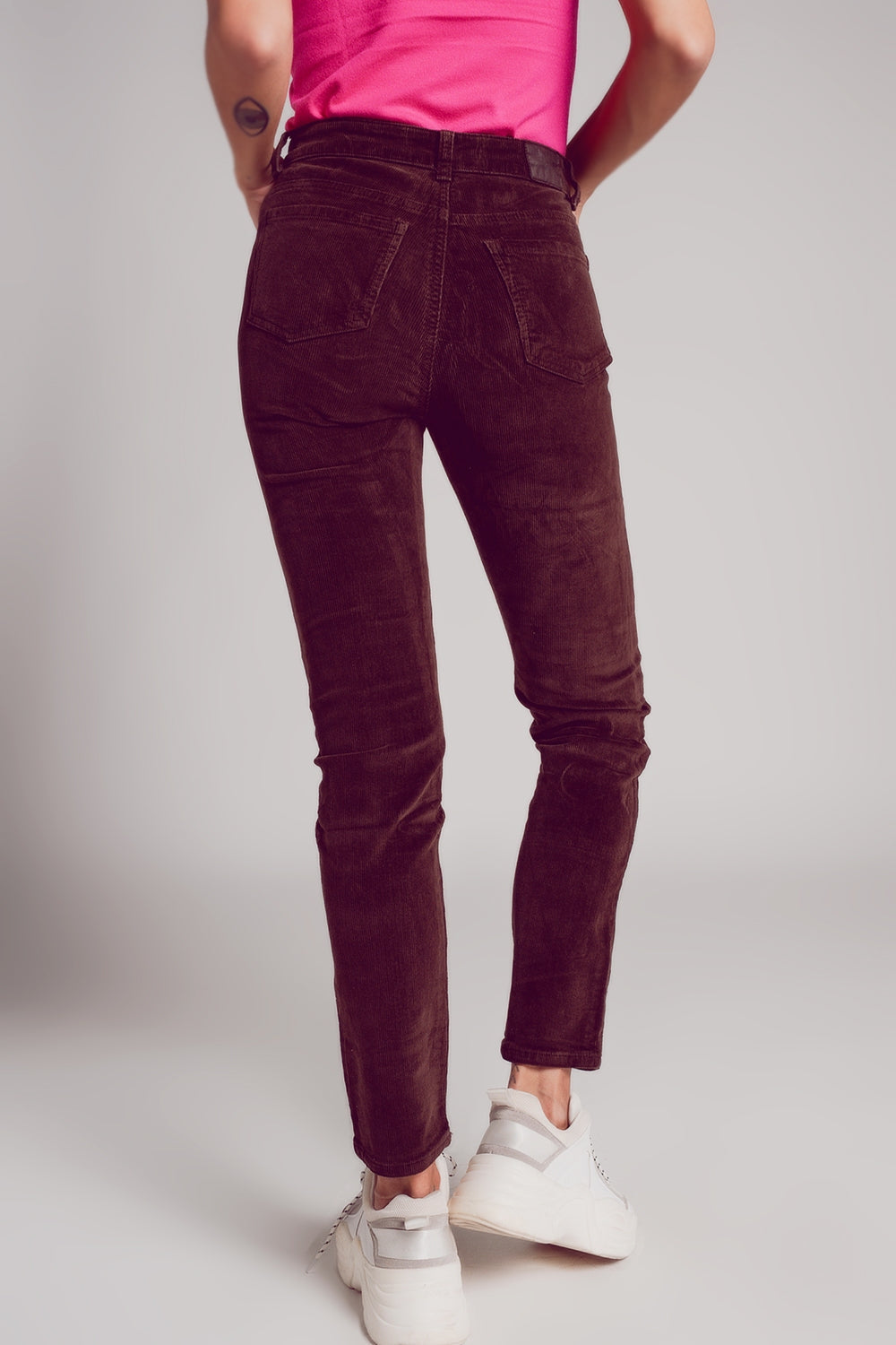 Pantalon ajusté en velours de coton côtelé marron chocolat