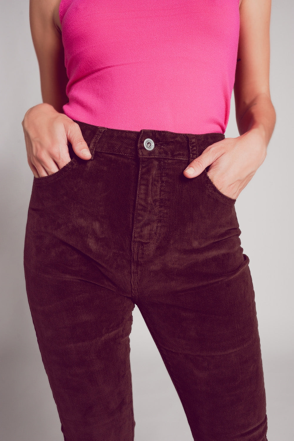 Pantalon ajusté en velours de coton côtelé marron chocolat