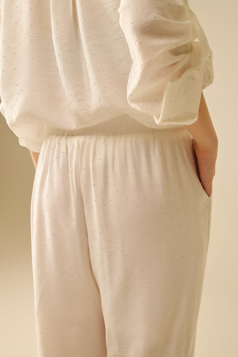 Pantalon blanc léger à jambes larges avec détails en strass