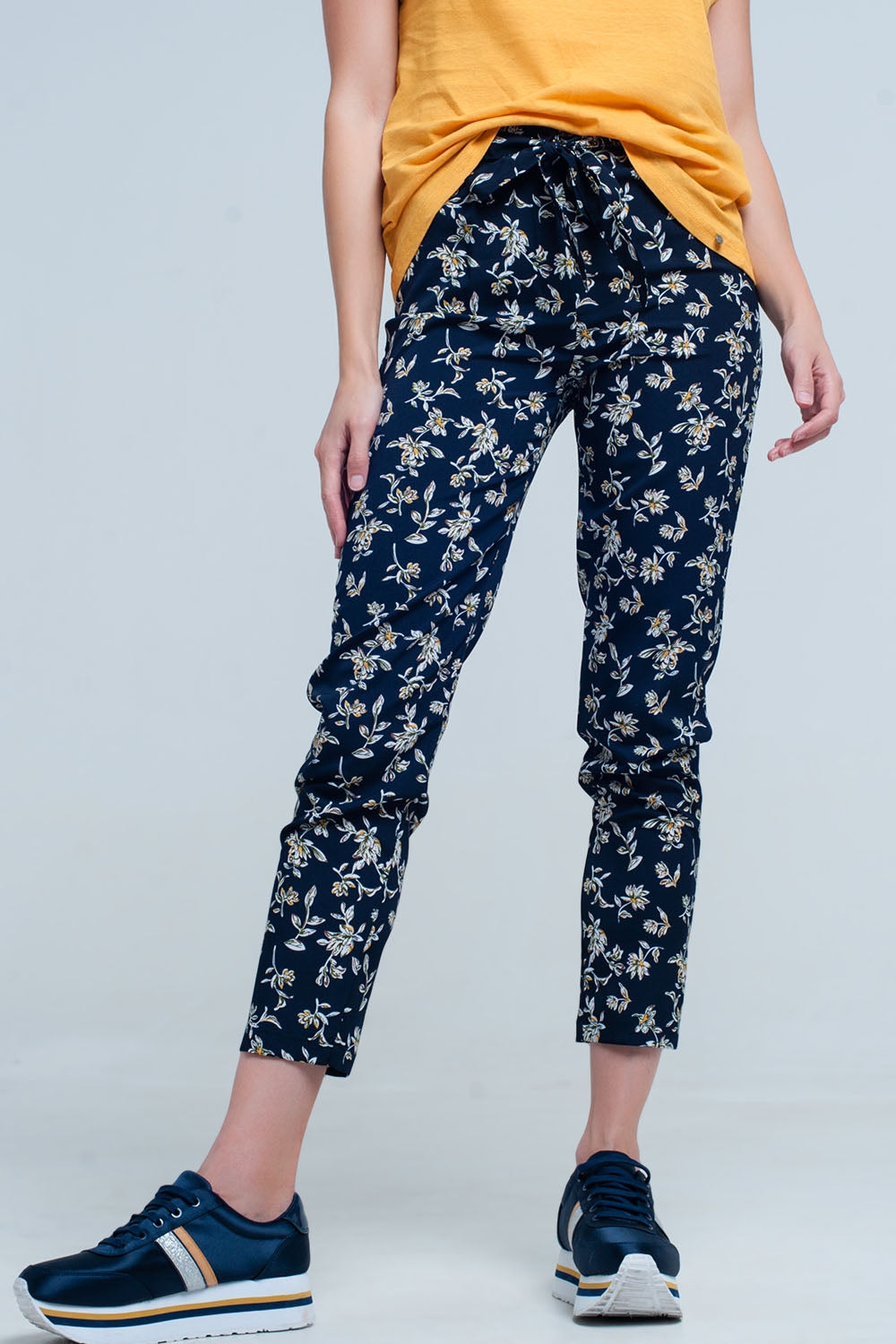 Q2 pantalon bleu Imprimé flora avec une ceinture