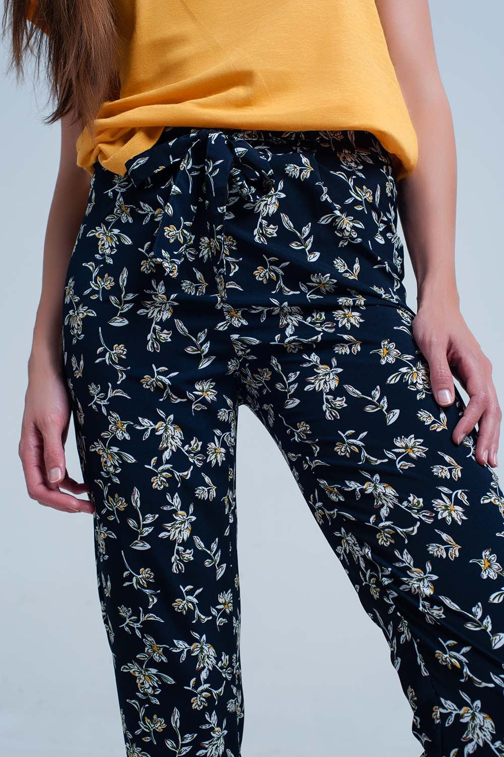 pantalon bleu Imprimé flora avec une ceinture