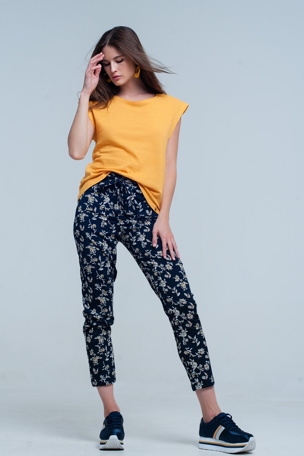 pantalon bleu Imprimé flora avec une ceinture