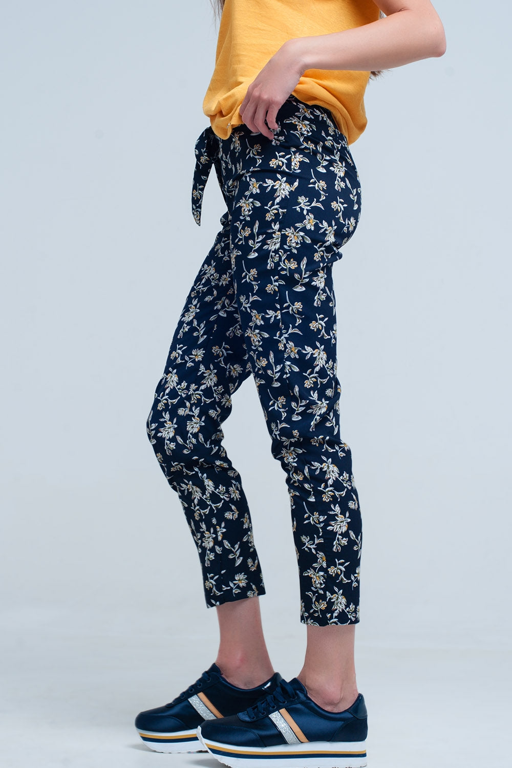 pantalon bleu Imprimé flora avec une ceinture