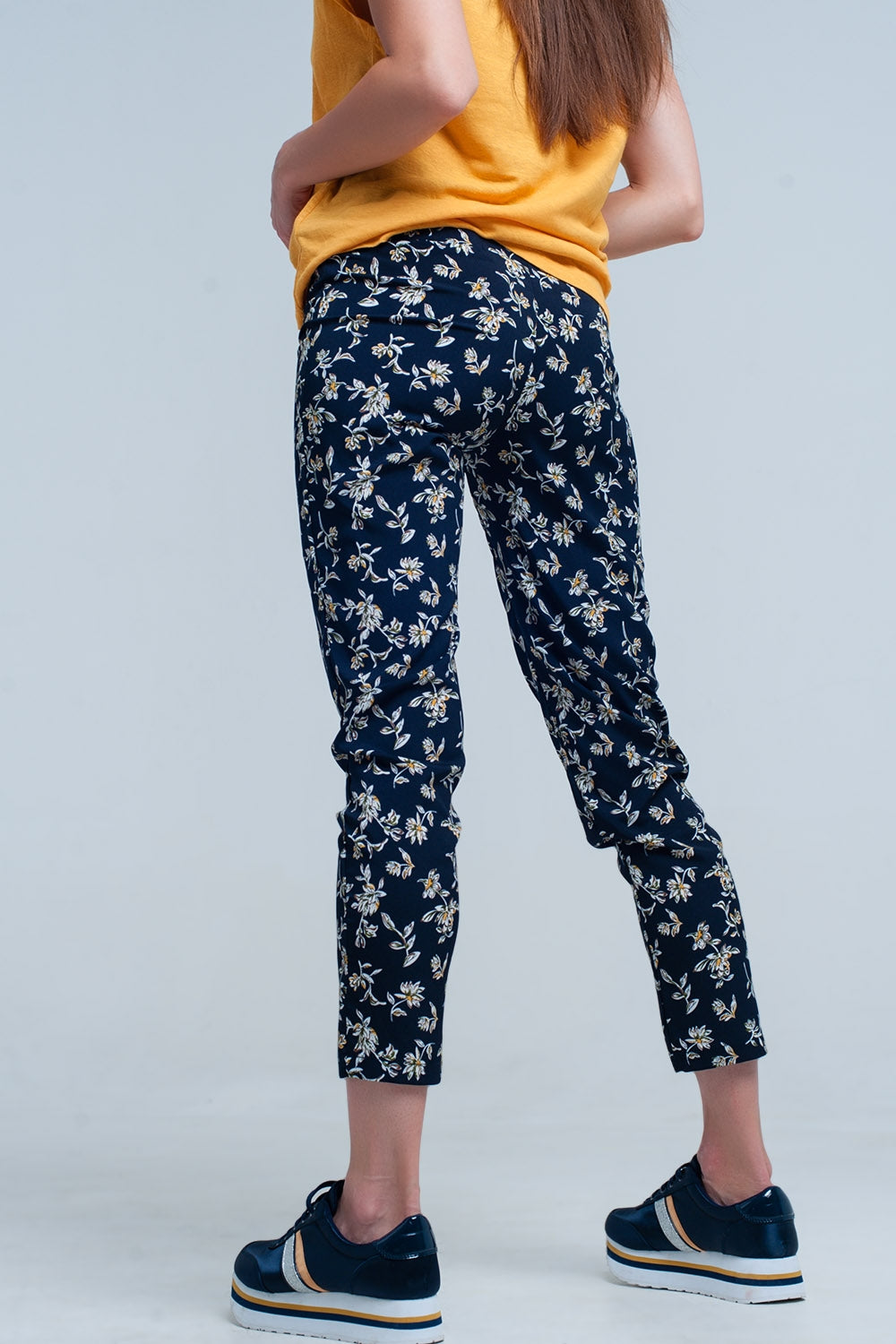 pantalon bleu Imprimé flora avec une ceinture
