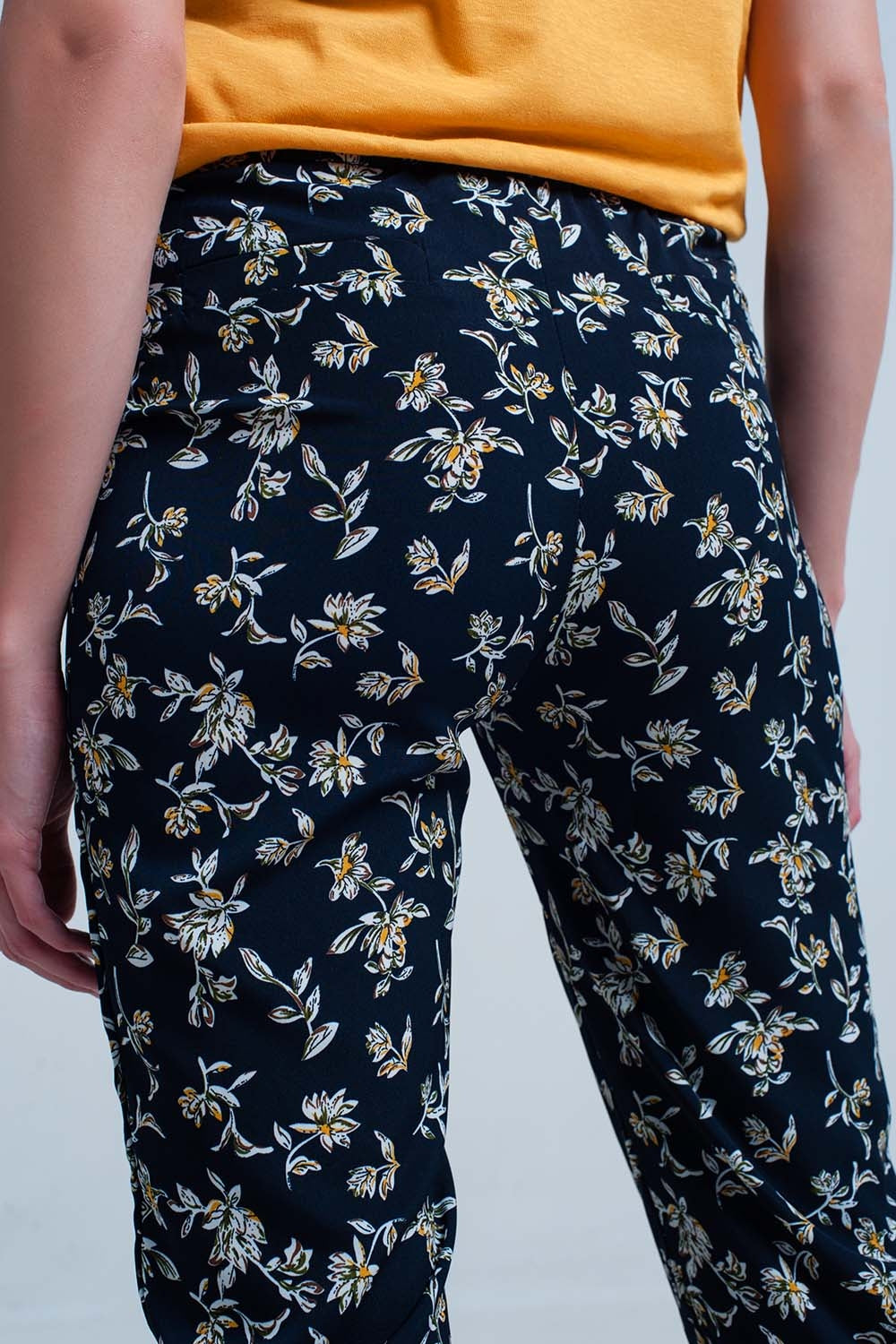 pantalon bleu Imprimé flora avec une ceinture