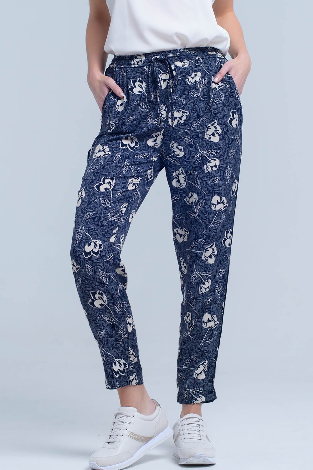 Q2 Pantalon bleu marine à imprimé floral