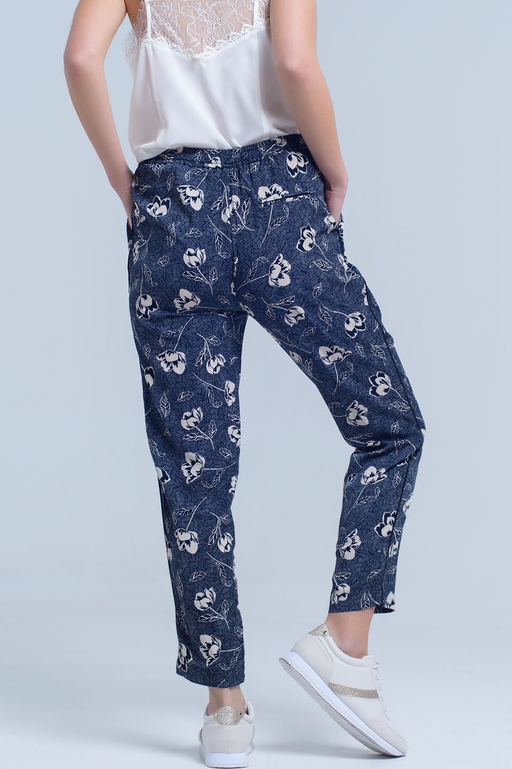 Pantalon bleu marine à imprimé floral