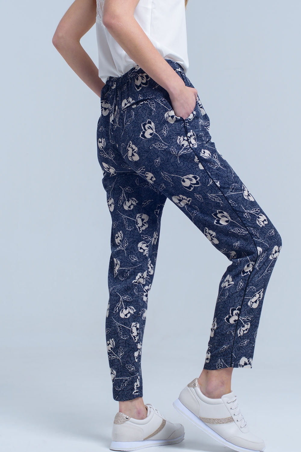 Pantalon bleu marine à imprimé floral