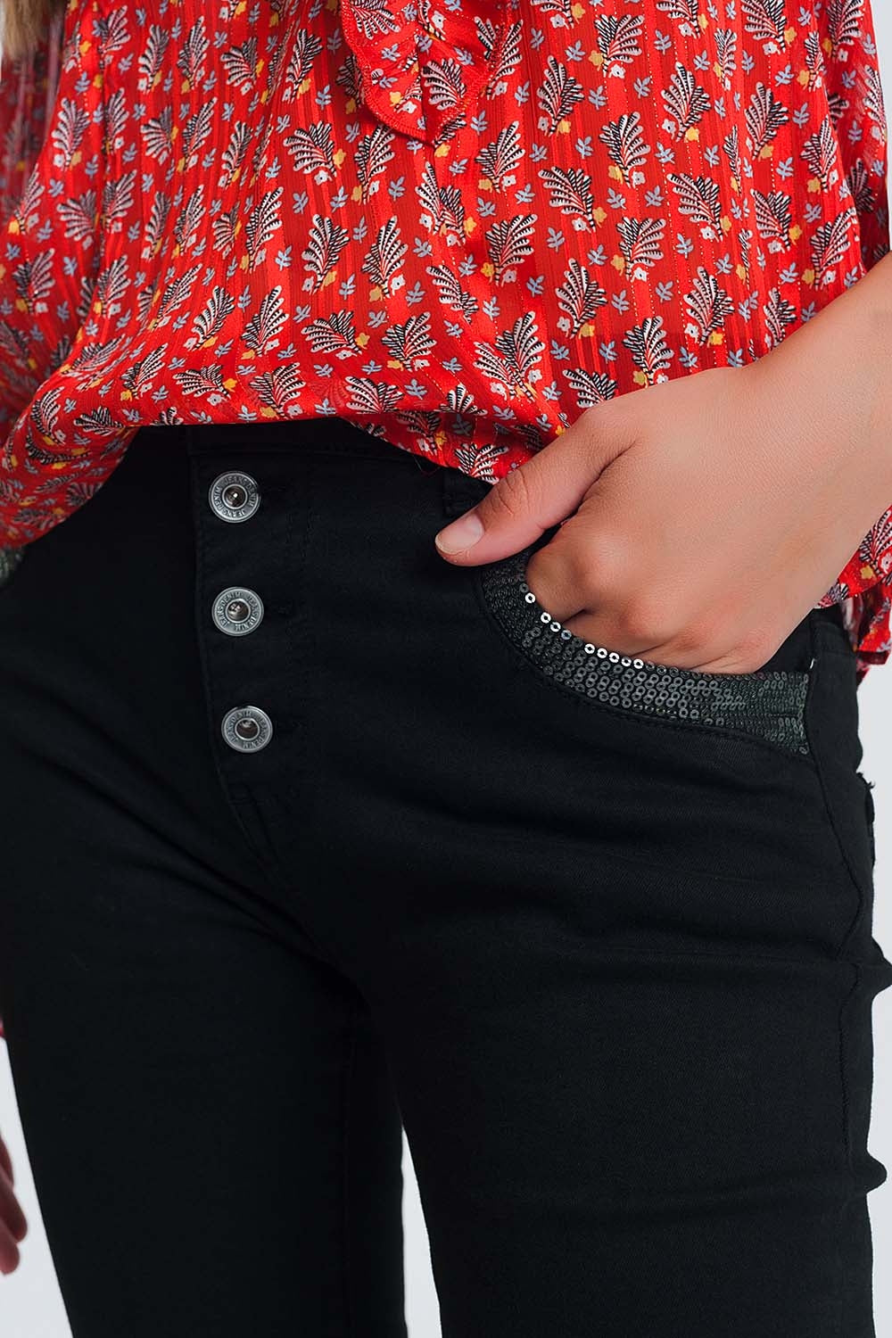 Q2 Pantalon boyfriend noir avec le détail de poche de sequin