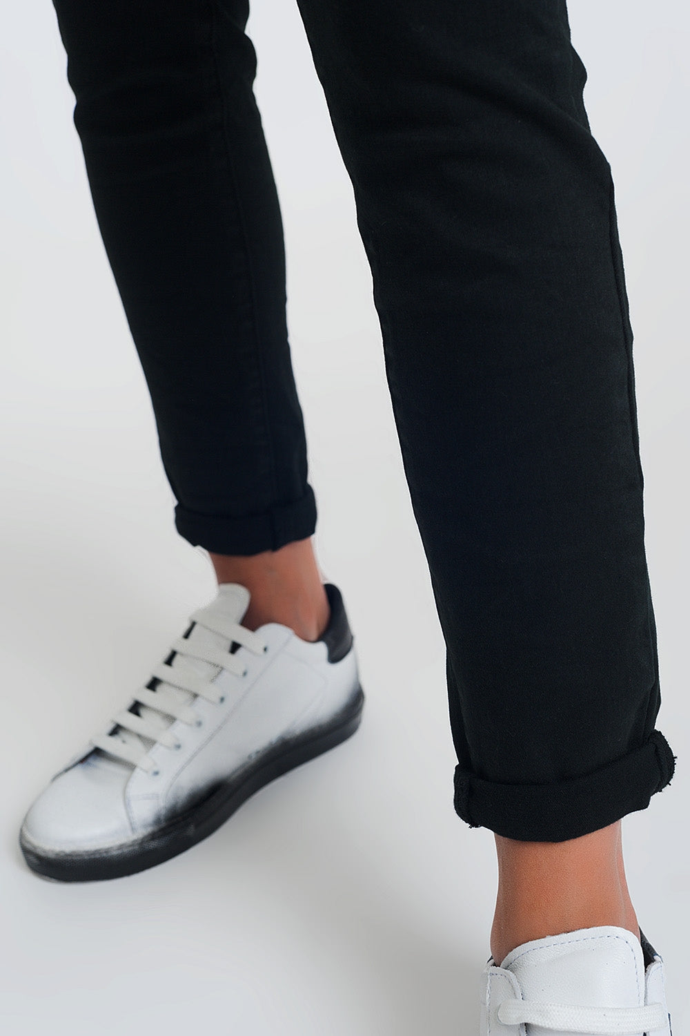 Pantalon boyfriend noir avec le détail de poche de sequin