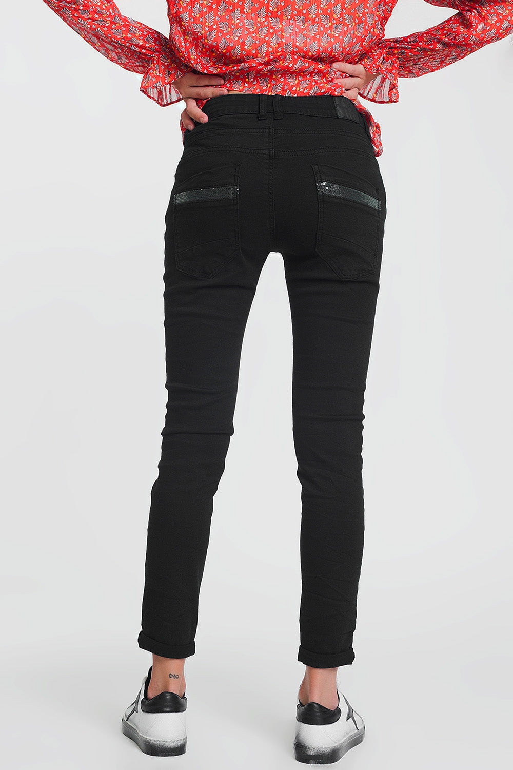 Pantalon boyfriend noir avec le détail de poche de sequin