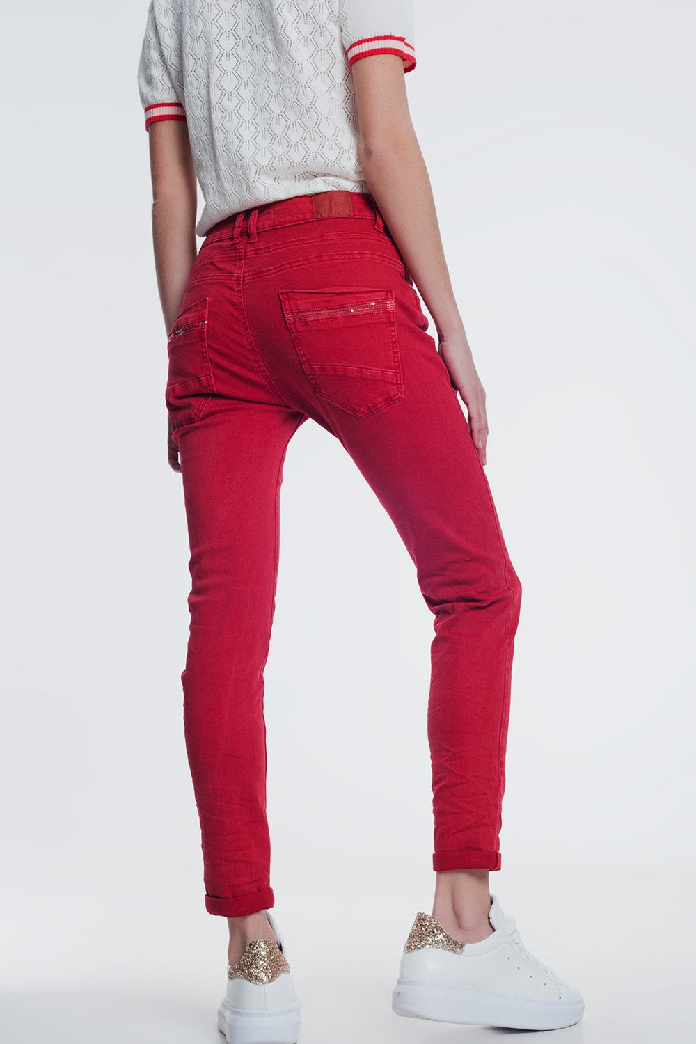 Pantalon boyfriend rouge avec le détail de poche de sequin