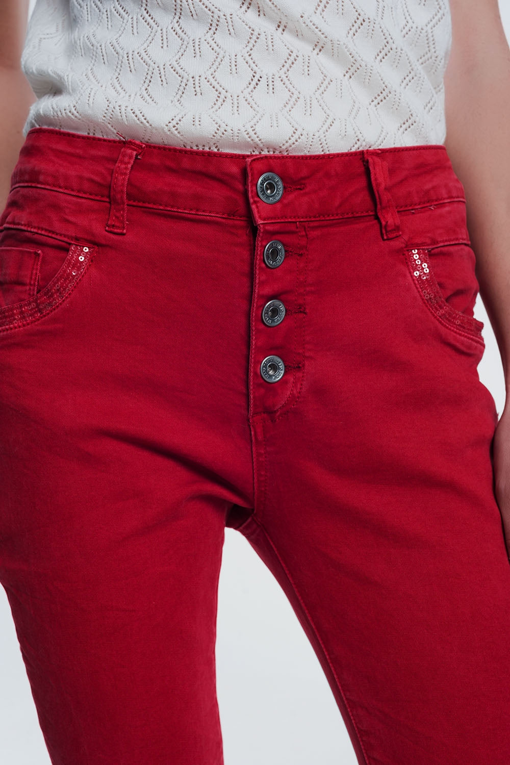 Pantalon boyfriend rouge avec le détail de poche de sequin