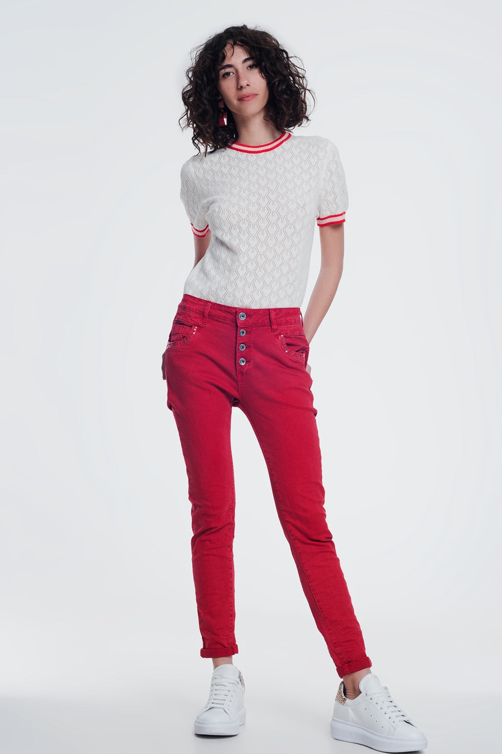 Pantalon boyfriend rouge avec le détail de poche de sequin