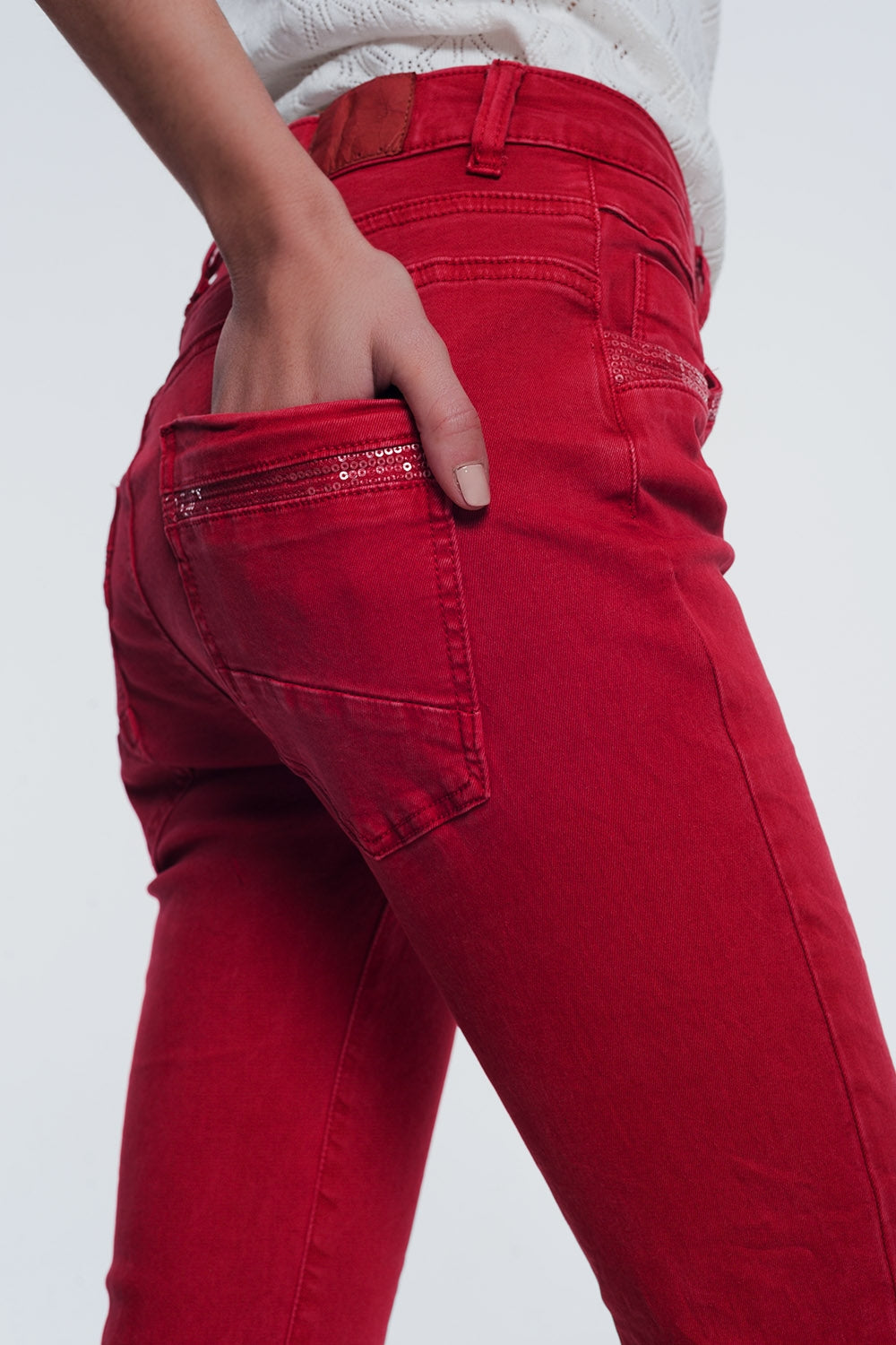 Pantalon boyfriend rouge avec le détail de poche de sequin