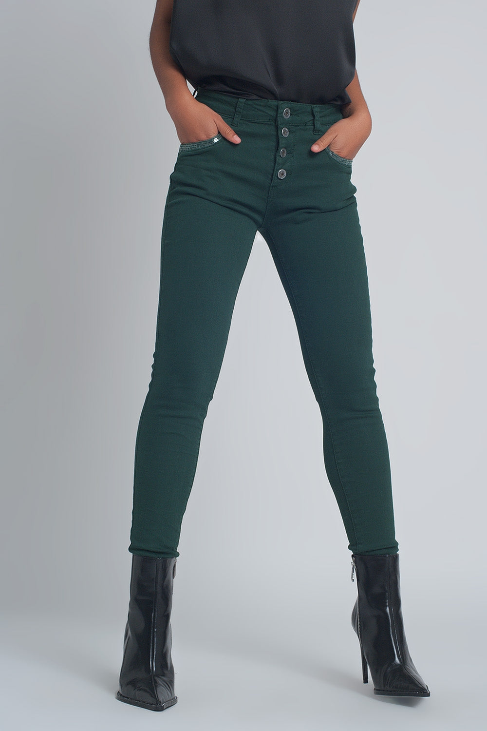 Pantalon boyfriend vert avec le détail de poche de sequin