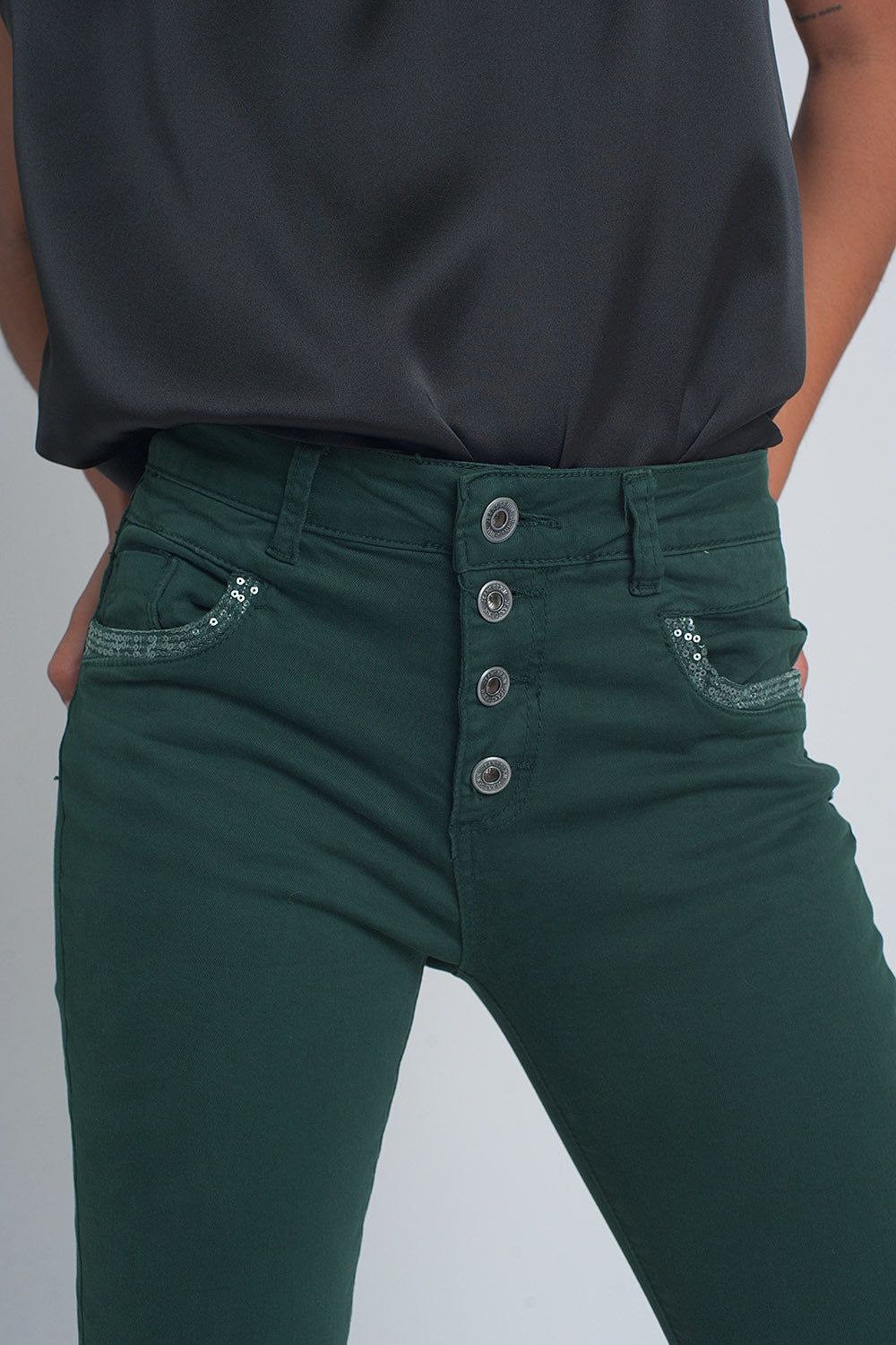 Pantalon boyfriend vert avec le détail de poche de sequin