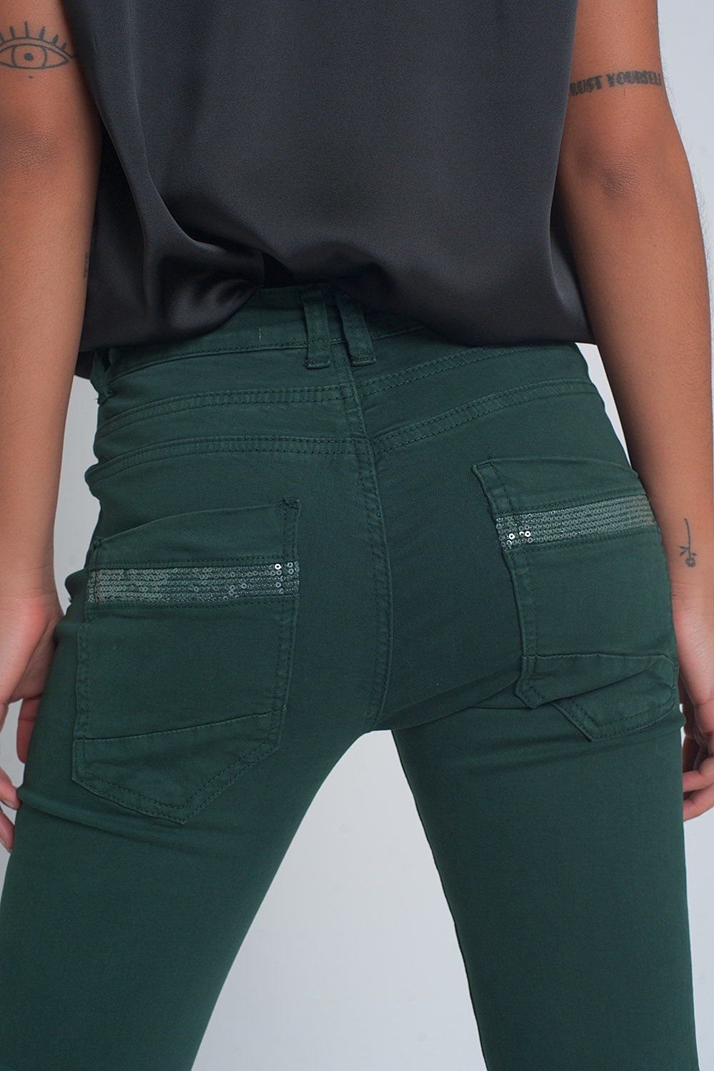 Pantalon boyfriend vert avec le détail de poche de sequin