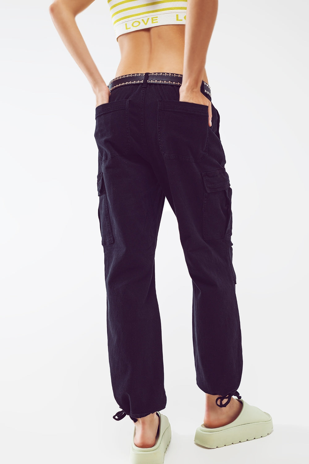 Pantalon cargo avec extrémités à pompons en noir