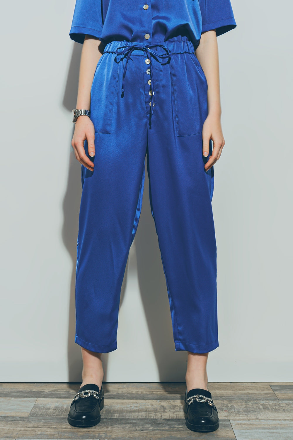Q2 Pantalon cropped en Satin Bleu