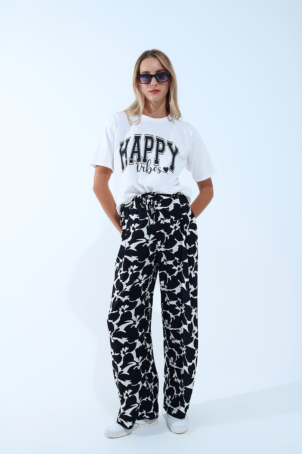 Pantalon droit à imprimé floral hawaïen en noir et blanc