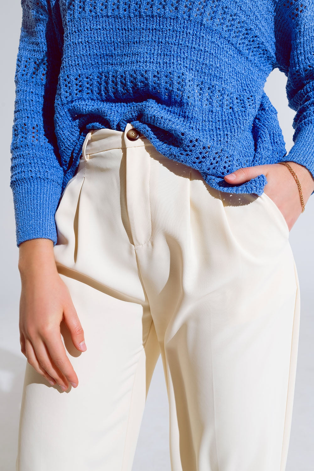 Pantalon droit avec poches latérales et pinces en crème