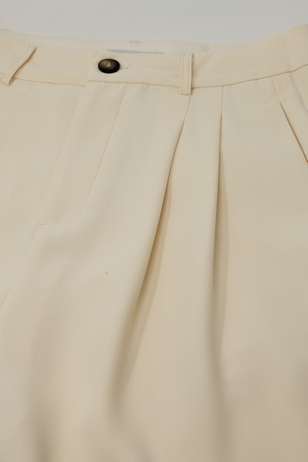 Pantalon droit avec poches latérales et pinces en crème