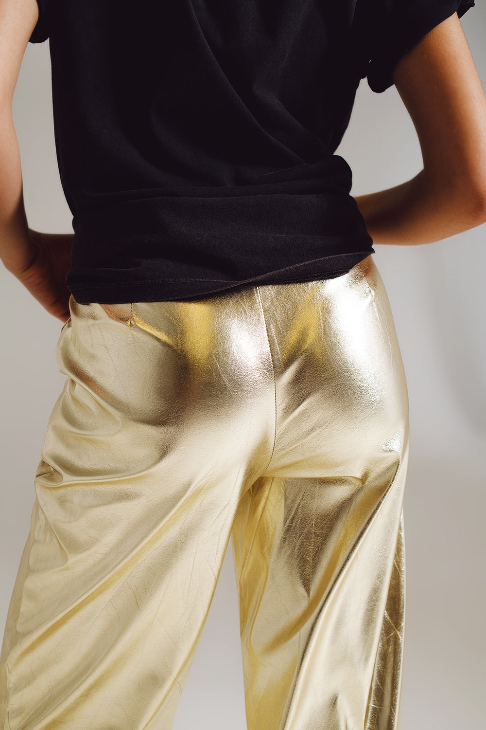 Pantalon droit métallique en couleur or