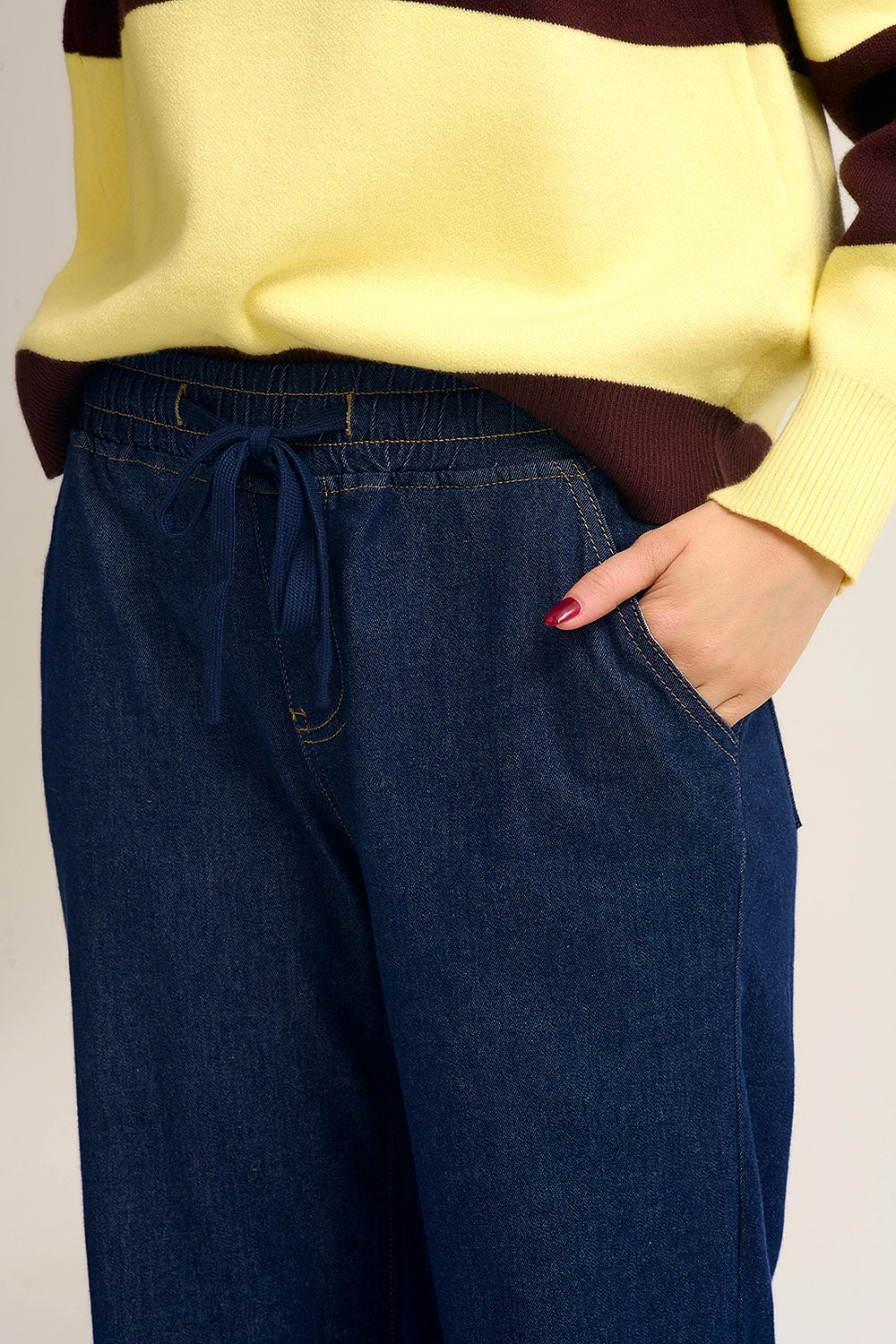 Pantalon en denim à large jambe et taille élastique ajustable en délavage foncé