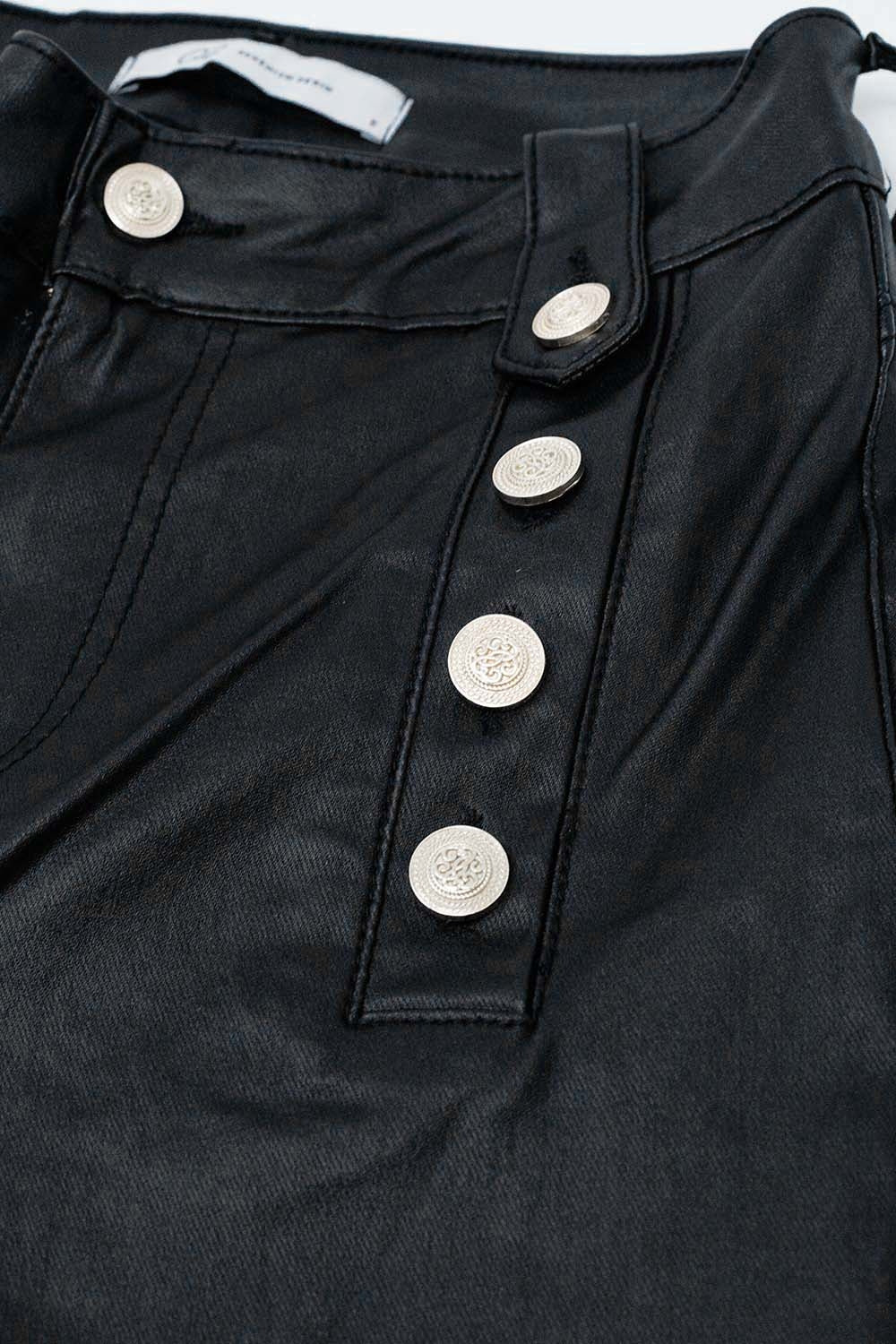 Pantalon en faux cuir noir avec boutons