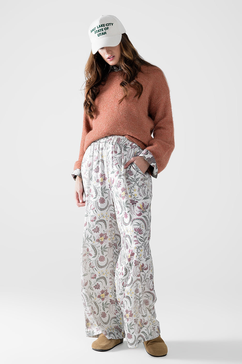 pantalon en satin imprimé de fleurs grises