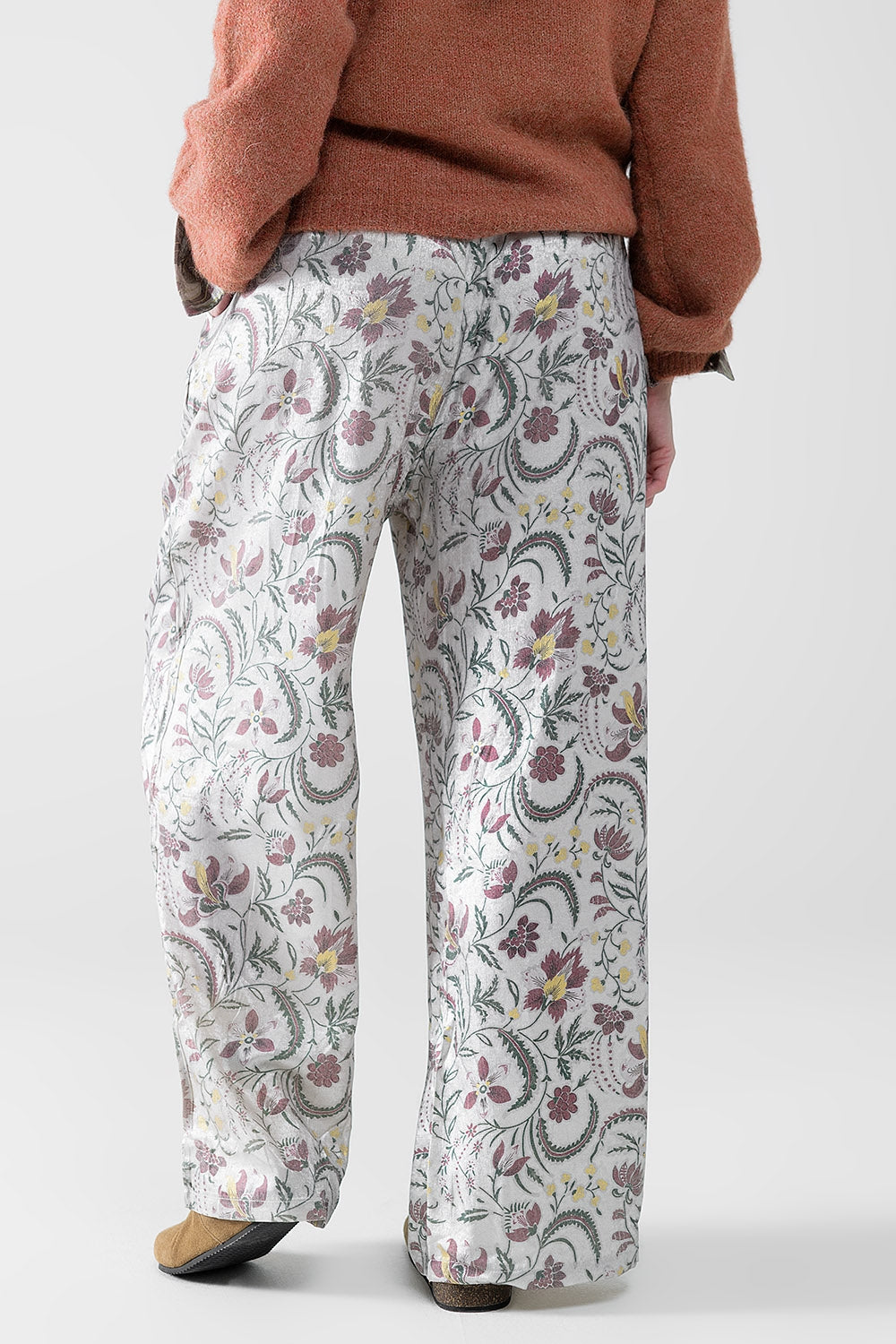 pantalon en satin imprimé de fleurs grises