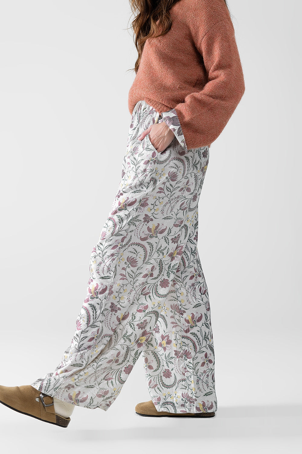 pantalon en satin imprimé de fleurs grises