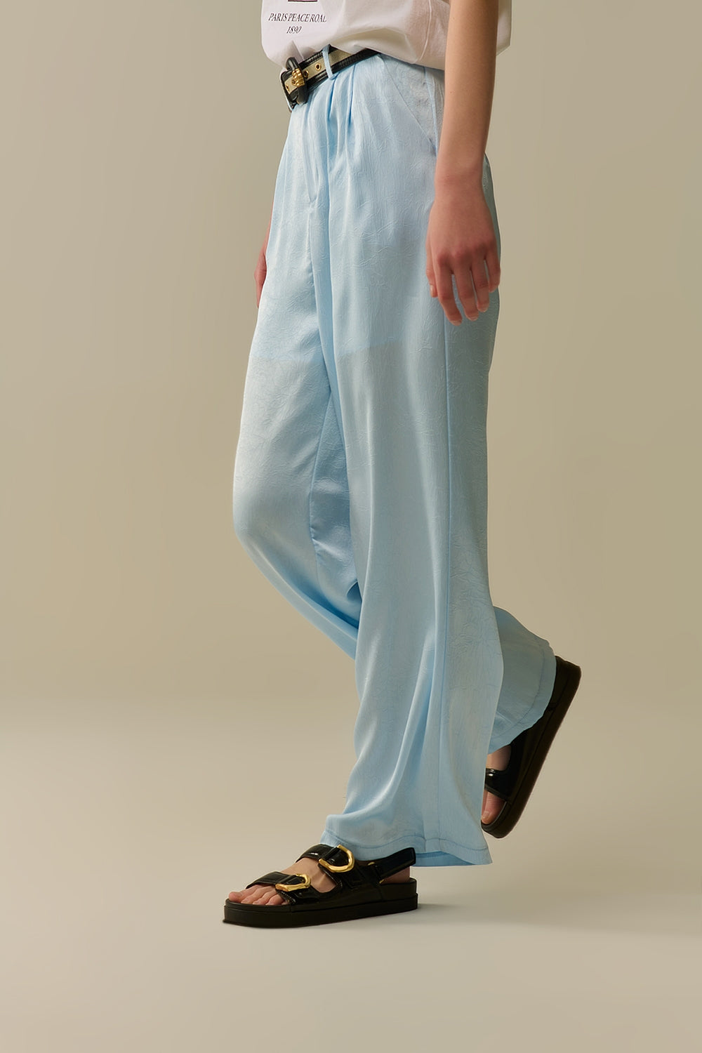 Pantalon en satin sur mesure à jambes larges en bleu bébé