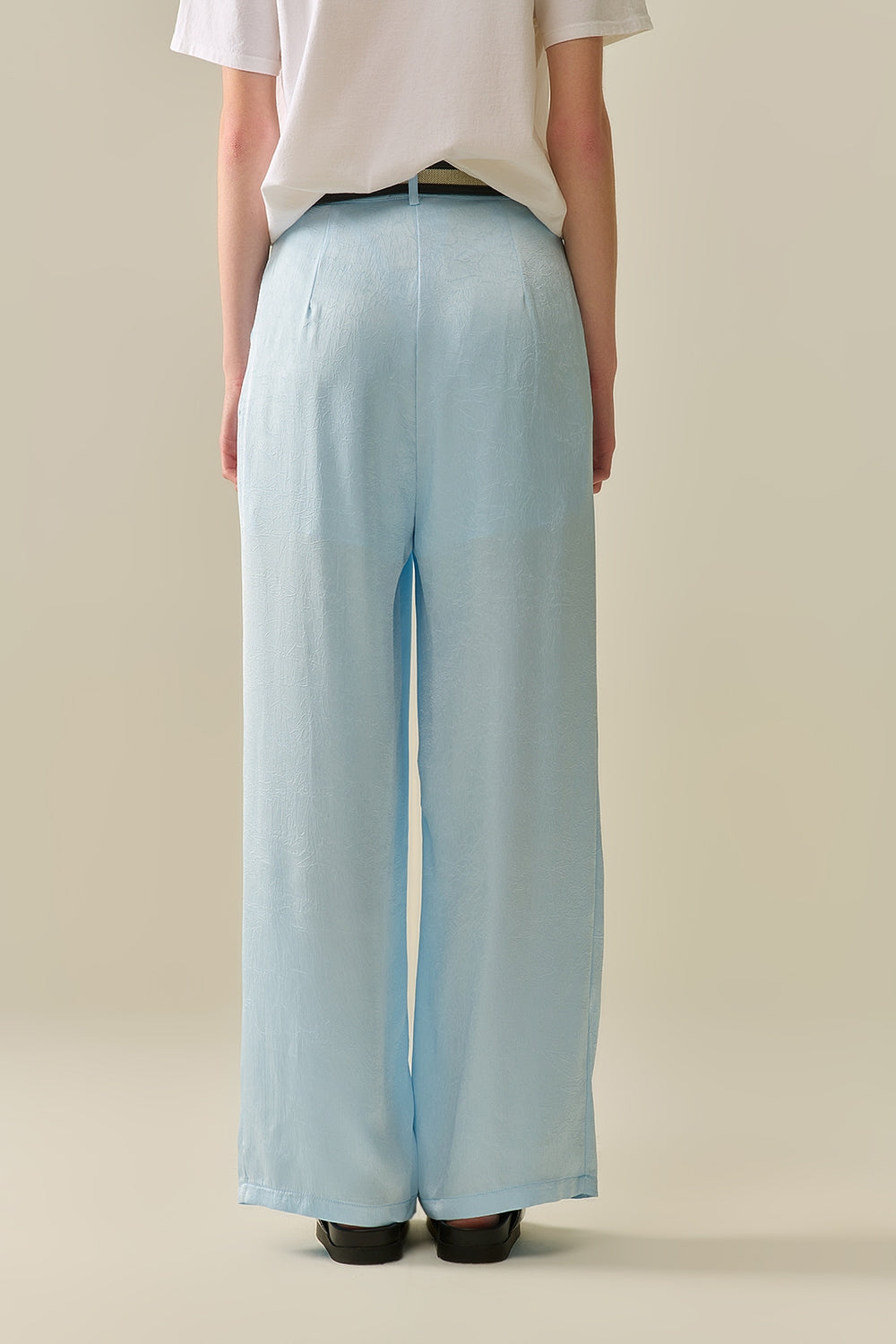 Pantalon en satin sur mesure à jambes larges en bleu bébé