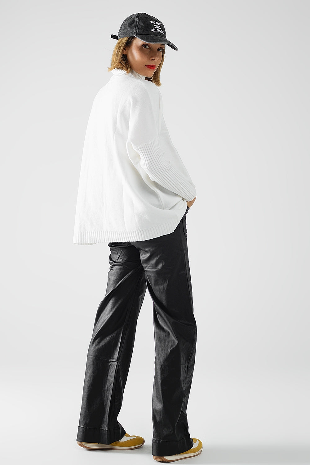 Pantalon en simili-cuir avec jambe large et poches