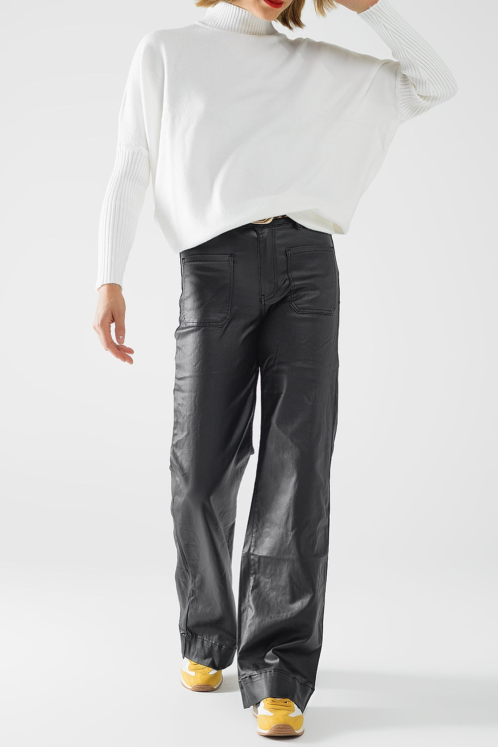 Pantalon en simili-cuir avec jambe large et poches