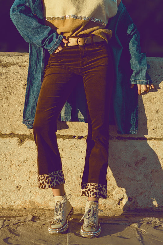 Q2 Pantalon évasé en velours côtelé marron avec imprimé léopard sur le bas