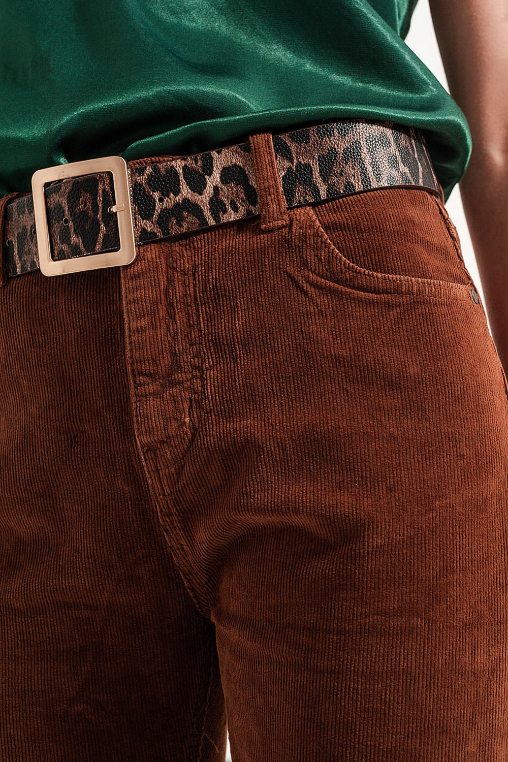 Pantalon évasé en velours côtelé marron