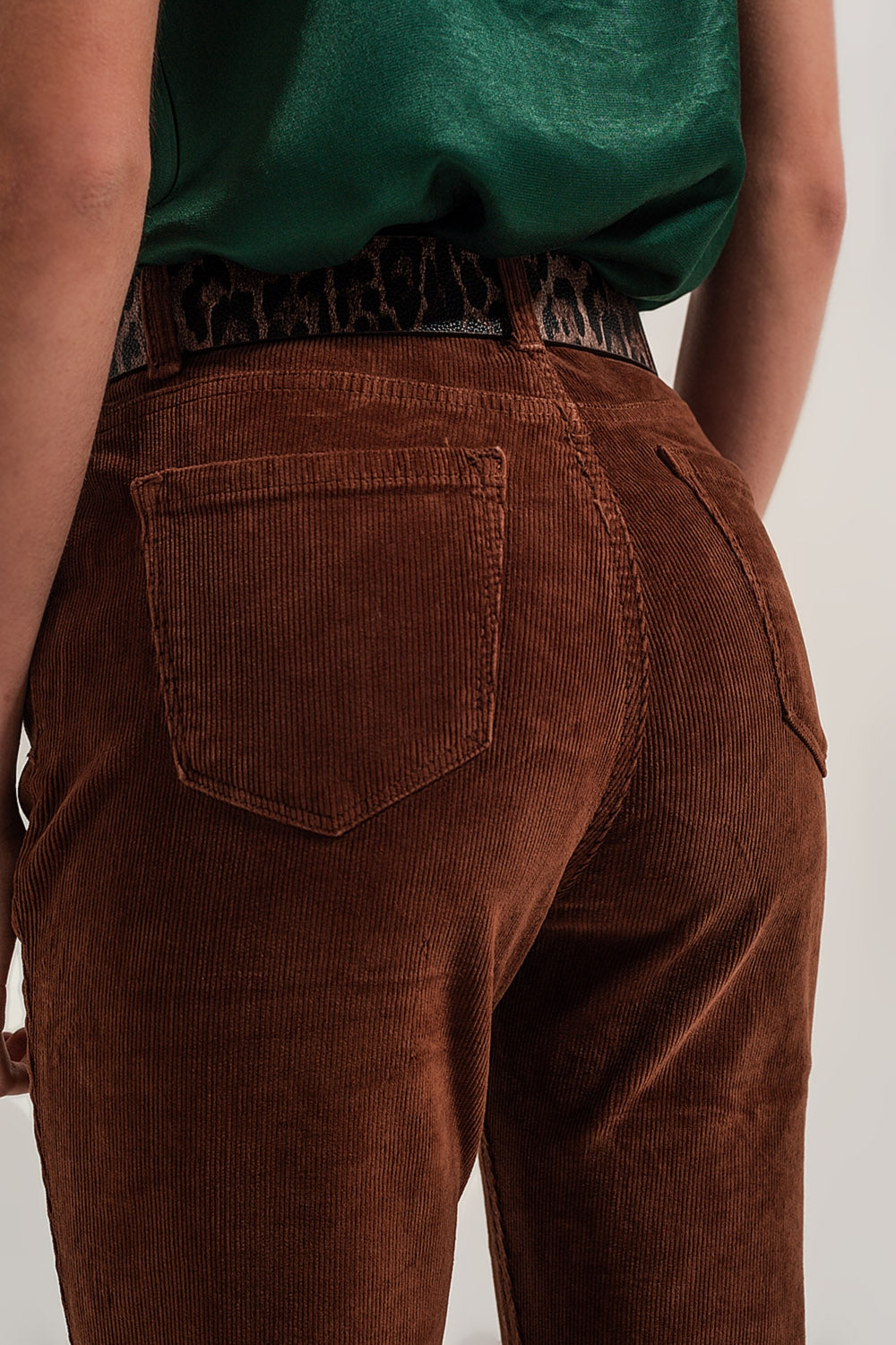 Pantalon évasé en velours côtelé marron