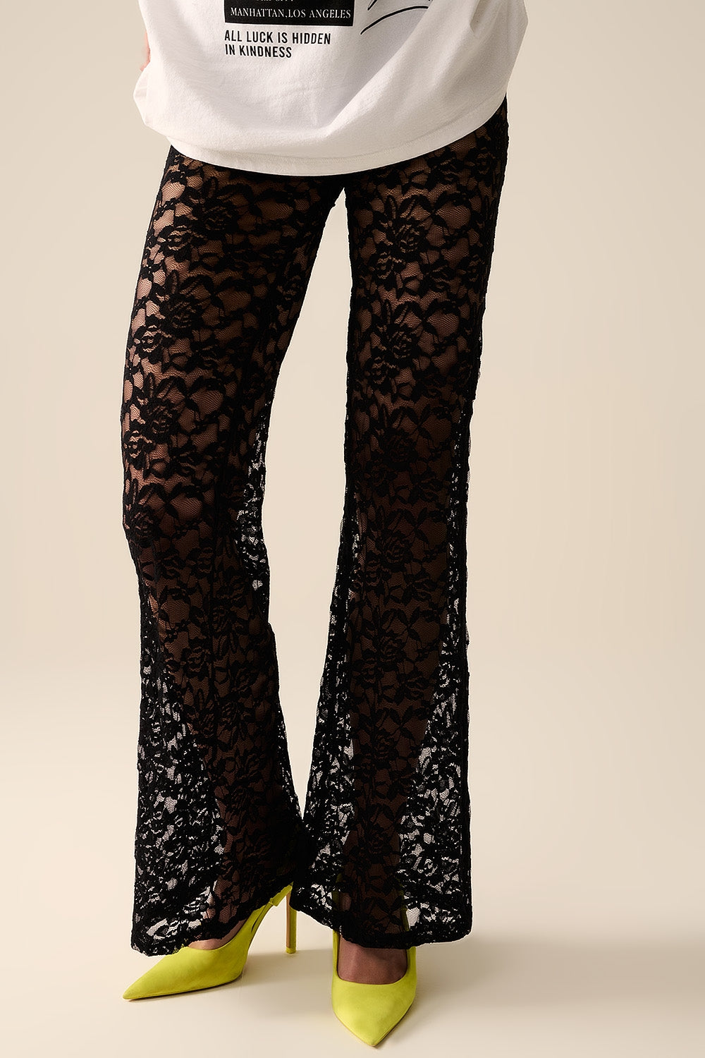 Pantalon évasé noir en dentelle florale