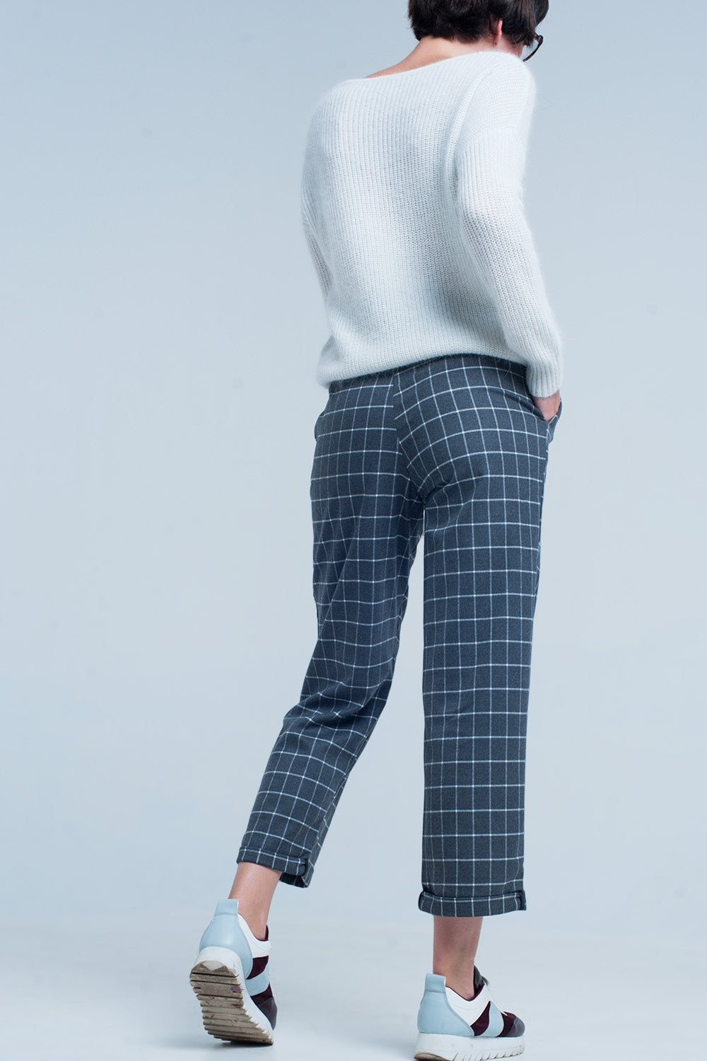 Pantalon gris à carreaux blanc