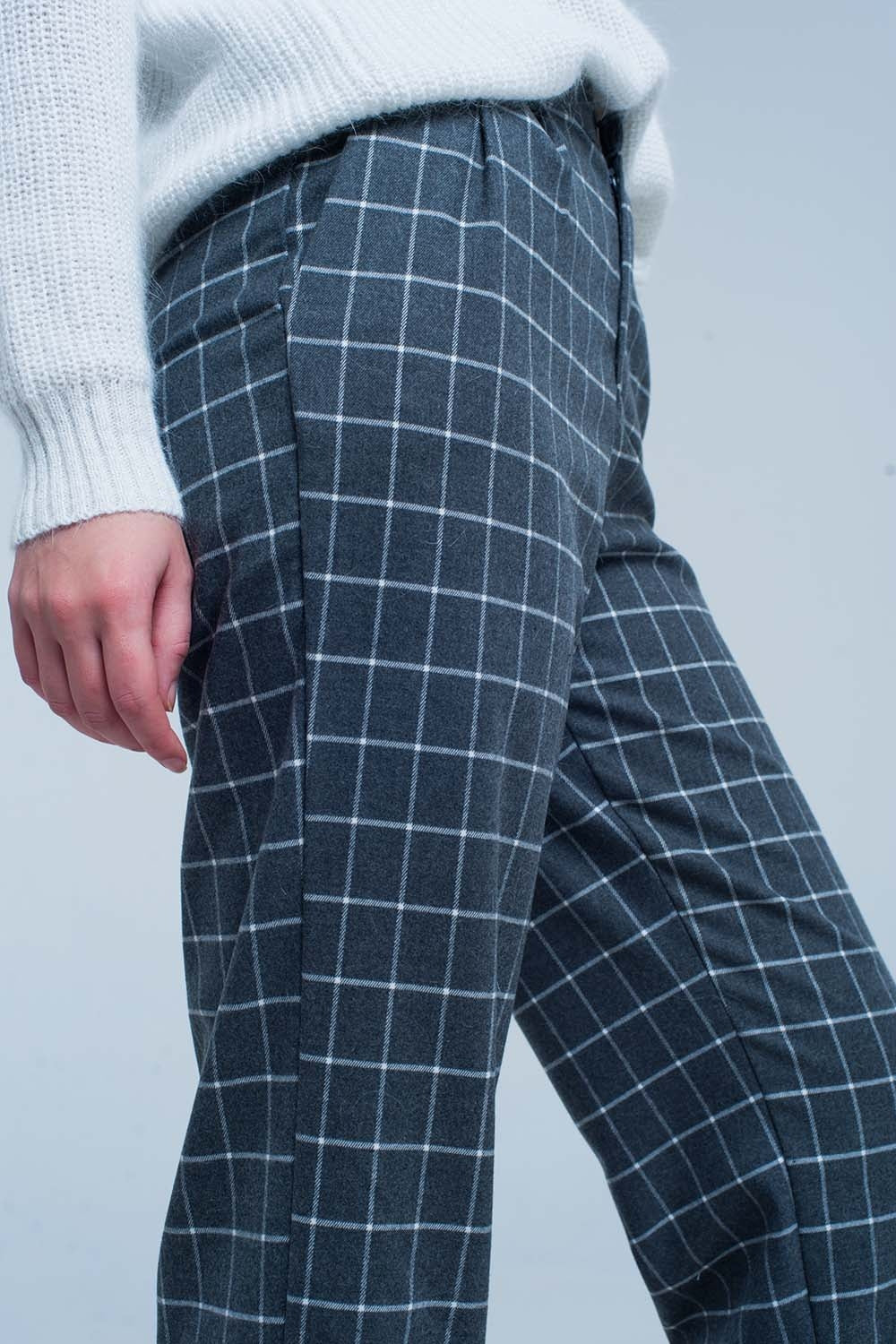 Pantalon gris à carreaux blanc